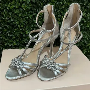 Jewel Badgley Mischka Hazel II embellished t-strap sandal Size 5.5