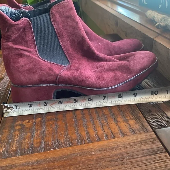 Stephane Kelian Paris burgundy wine suede booties
