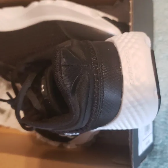 UNDER Armour Charged Escape Sneakers size 4y