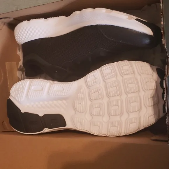 UNDER Armour Charged Escape Sneakers size 4y